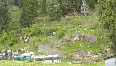 गुलमर्ग में गोंडोला सेवा ठप, हवा में फंसे पर्यटकों को बचाने के लिए रेस्क्यू ऑपरेशन जारी 