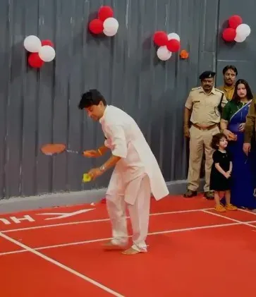 गुना में सिंधिया ने खेला बैडमिंटन, बोले — 'फिट रहना भी जनसेवा का हिस्सा है'