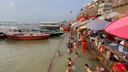 गुरु पूर्णिमा पर वाराणसी के घाटों पर उमड़े श्रद्धालु, गंगा स्नान और पूजा-अर्चना जारी