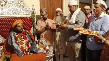 गुरु पूर्णिमा पर वाराणसी के पातालपुरी मठ में अनूठी मिसाल, 100 से अधिक मुस्लिम श्रद्धालुओं ने ली गुरु दीक्षा