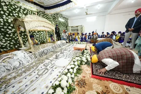 गुरु तेग बहादुर का 350वां शहीदी दिवस: पंजाब सीएम ने आनंदपुर साहिब में अखंड पाठ साहिब में मत्था टेका