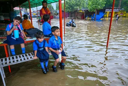 गुरुग्राम में स्कूल बस सुरक्षा पर प्रशासन सख्त: जलभराव वाले रूटों पर बसें बंद, रियल-टाइम अपडेट अनिवार्य