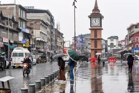 How Are Gusty Winds and Snowfall Disrupting Life in Kashmir?