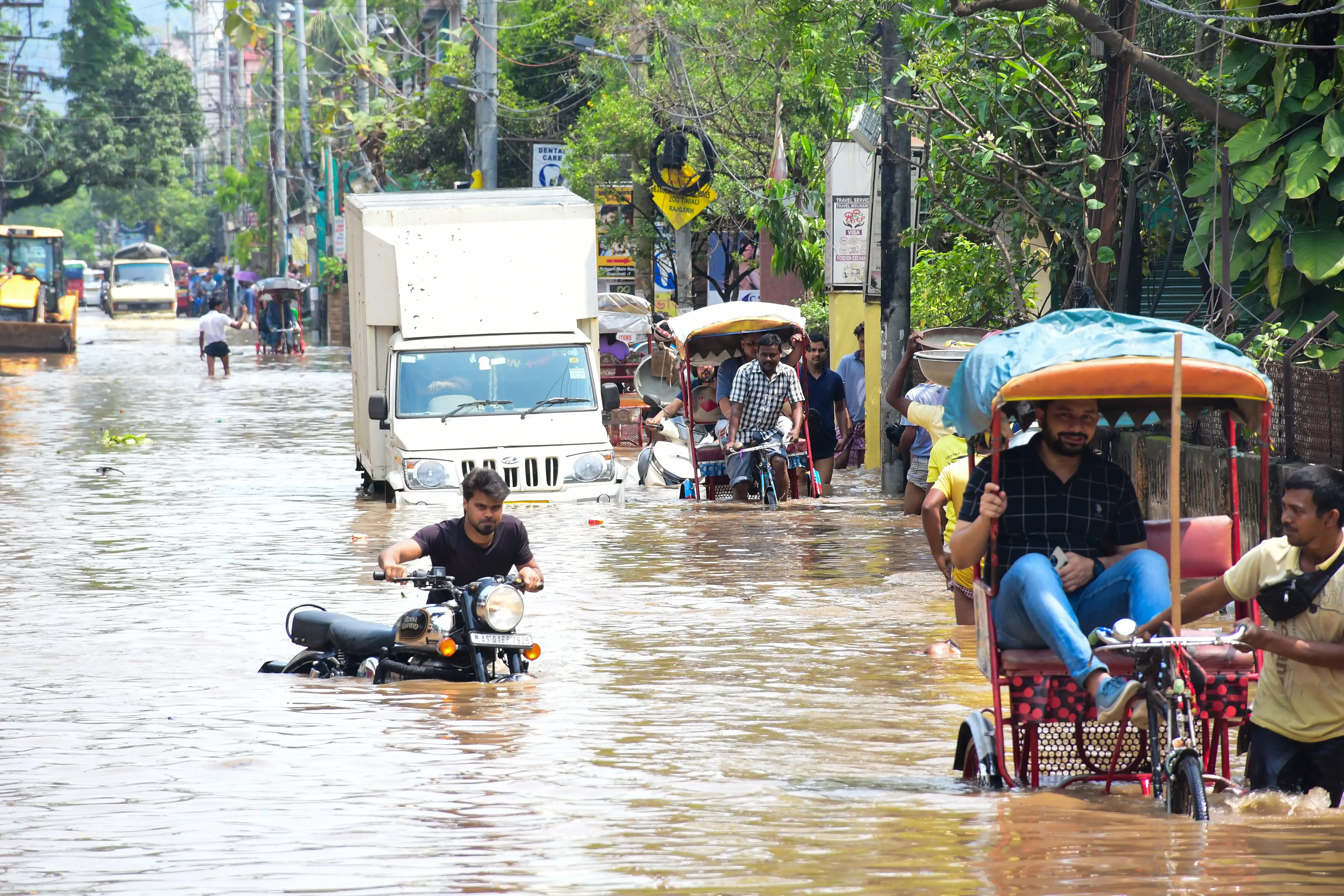 गुवाहाटी में बारिश से उत्पन्न जलभराव की स्थिति पर समीक्षा, राहत कार्यों में तेजी लाने के निर्देश