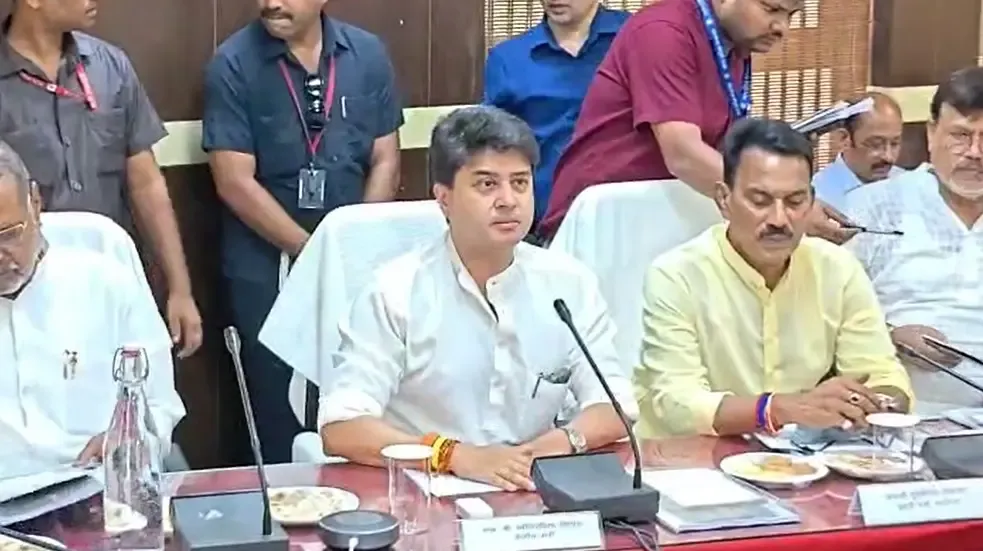 क्या ग्वालियर की सड़कों का सुधार होगा? सिंधिया का सख्त रुख मैराथन बैठक में!