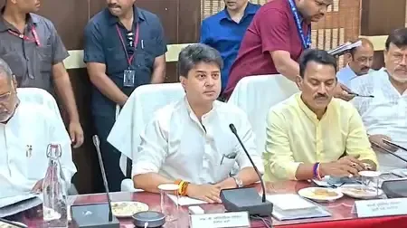 क्या ग्वालियर की सड़कों का सुधार होगा? सिंधिया का सख्त रुख मैराथन बैठक में!