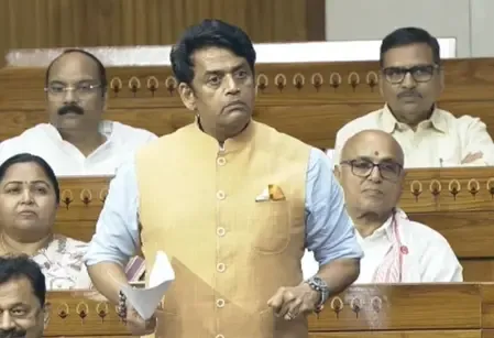 'हां, हम पत्नी के पैर छूते हैं', लोकसभा में रवि किशन ने विपक्षियों को दी खास सलाह