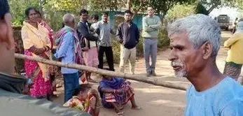 चाईबासा में ट्रैक्टर से कुचलकर युवक की हत्या, सड़क पर उतरे लोग