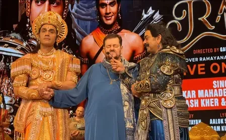 'हमारे राम' नाटक के दौरान भजन में डूबे नितिन मुकेश, माइक थामे नजर आए आशुतोष राणा