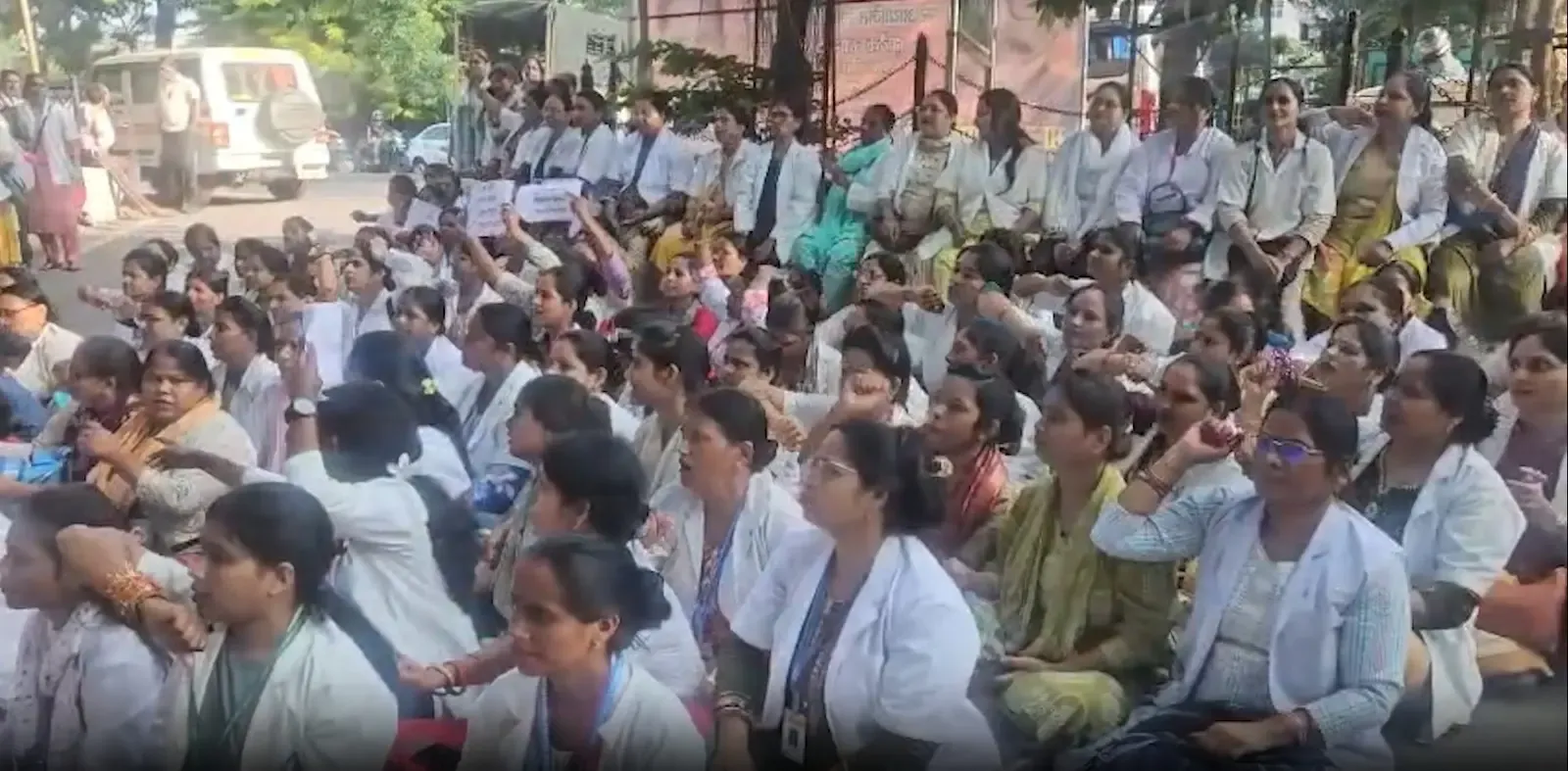 ब्रजेश पाठक के आवास पर एएनएम कर्मचारियों का घेराव, ₹10,000 वेतन पर 22 दिन से जारी है आंदोलन