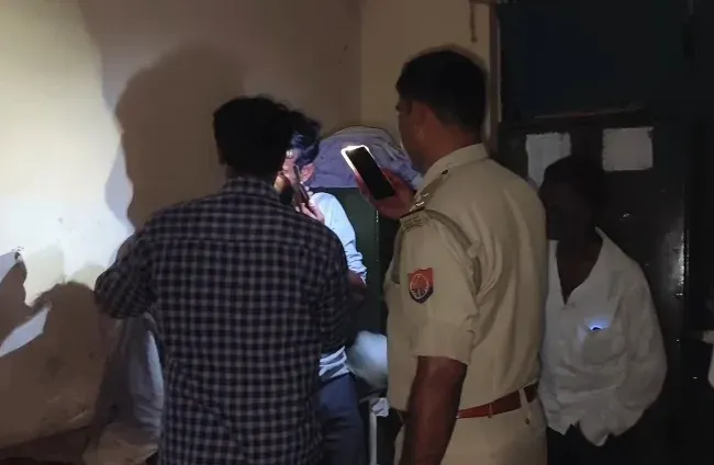 हमीरपुर: अंधेरे में मोबाइल फ्लैश की रोशनी में लगे टांके, सफाईकर्मी ने किया इलाज — UP स्वास्थ्य व्यवस्था पर गहरा सवाल