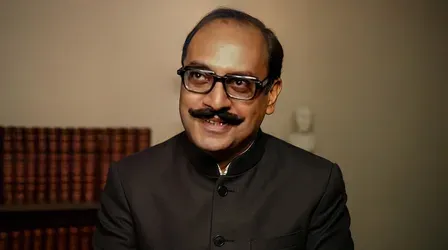 उत्पल दत्त: हंसी, चेतना और सत्ता को ललकारने वाला रंगमंच का अप्रतिम योद्धा