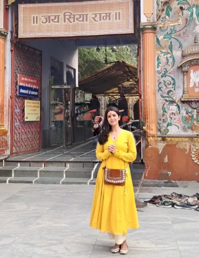 काशी में हनुमान जन्मोत्सव पर निमरत कौर का आध्यात्मिक अनुभव