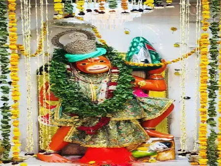 हनुमान जयंती पर इन प्रसिद्ध मंदिरों में दर्शन करने से बरसेगी कृपा, कष्ट से मिलेगी मुक्ति