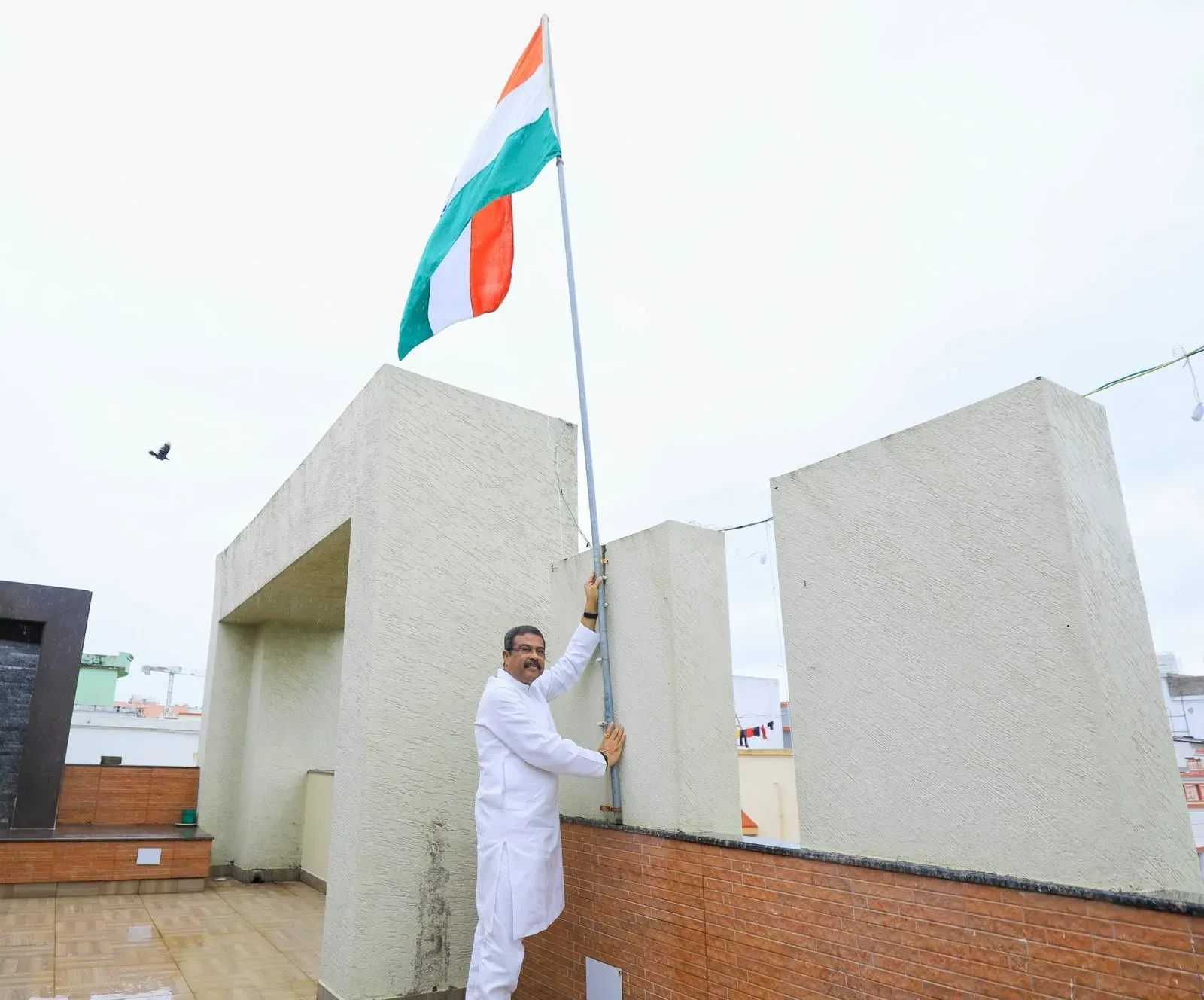 हर घर तिरंगा अभियान: धर्मेंद्र प्रधान ने भुवनेश्वर आवास पर फहराया तिरंगा, ओडिशा में उमड़ा देशप्रेम