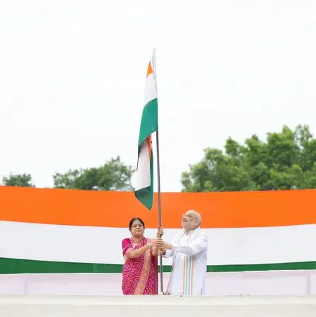 हर घर तिरंगा : अमित शाह ने घर पर फहराया राष्ट्रीय ध्वज, बोले- यह राष्ट्रप्रेम को प्रबल करने वाला जन-अभियान