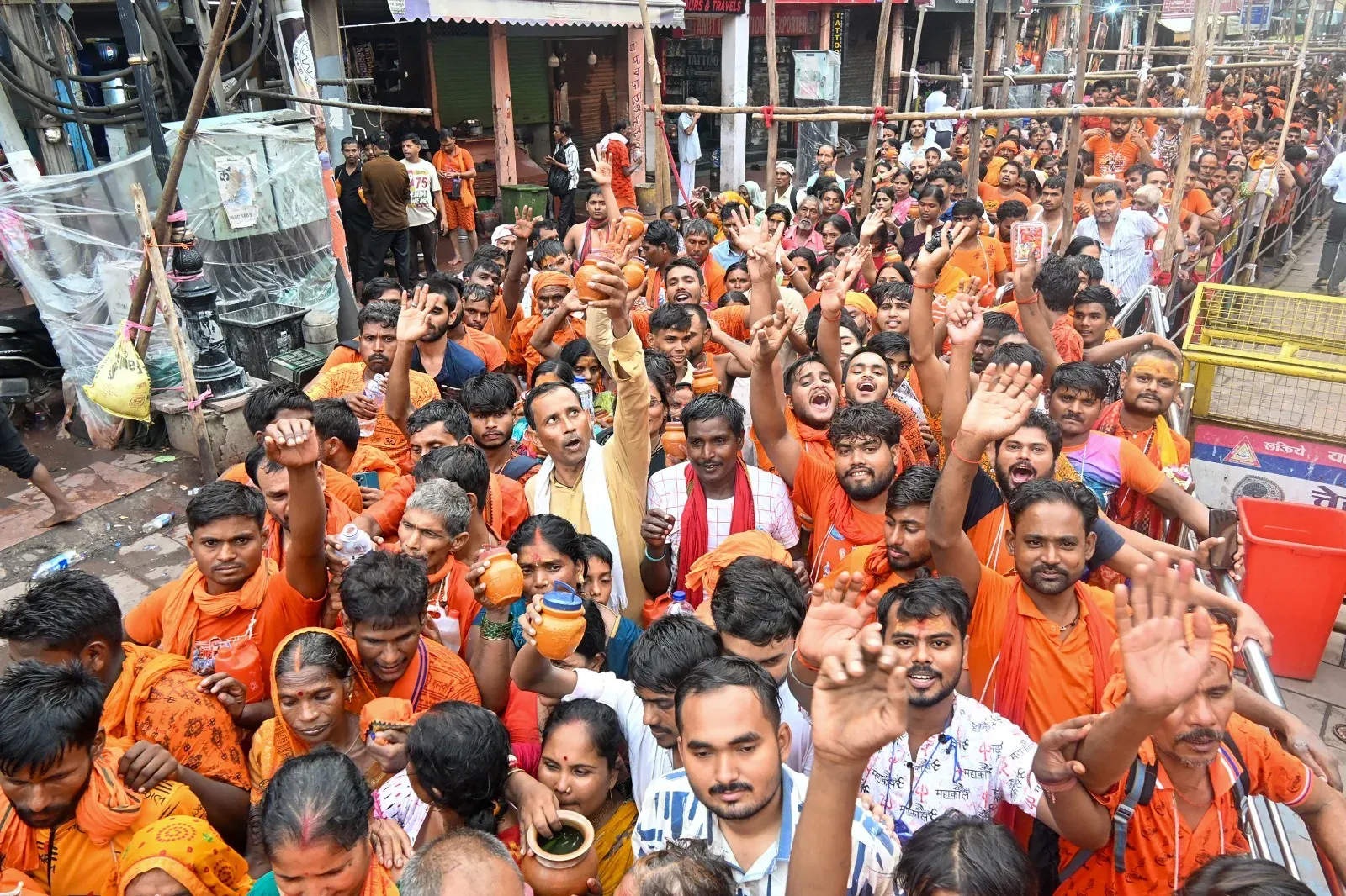 सावन सोमवार पर काशी-अयोध्या-प्रयागराज में उमड़ा आस्था का सैलाब, शिवालय गूंजे 'हर हर महादेव' से