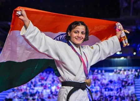 कॉमनवेल्थ गेम्स 2026: भारत ने 13 गोल्ड सहित 39 मेडल जीते, मांडविया और राजनाथ ने एथलीटों को दी बधाई