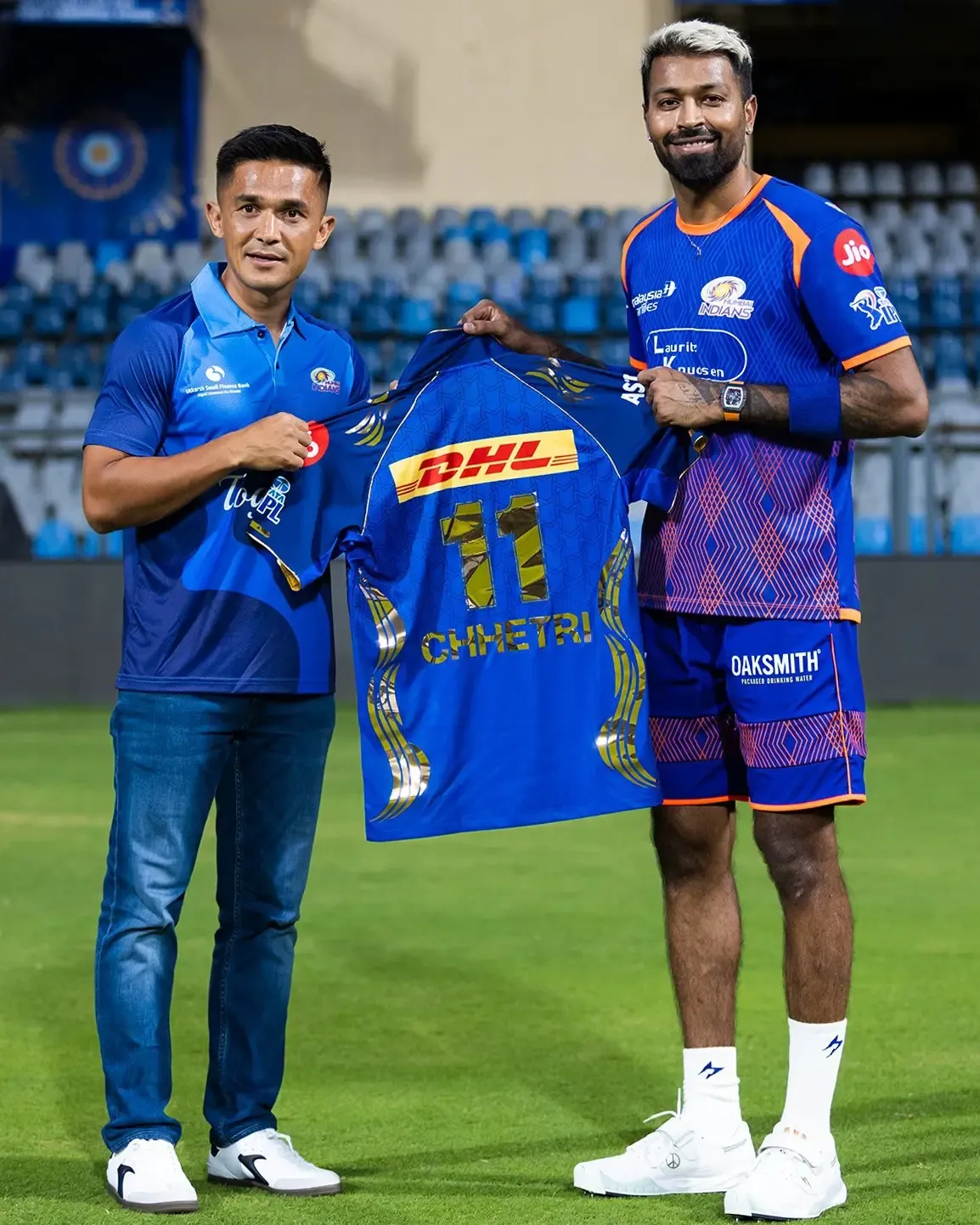 हार्दिक पांड्या ने सुनील छेत्री को मुंबई इंडियंस की जर्सी भेंट की, ट्रेनिंग कैंप में आए फुटबॉलर