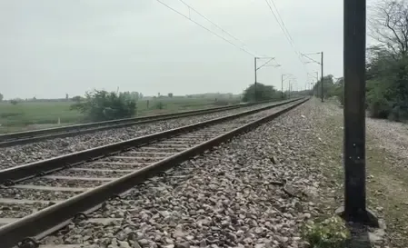 हरदोई में रेलवे ट्रैक पर मिले युवक-युवती के क्षत-विक्षत शव, जांच में जुटी पुलिस