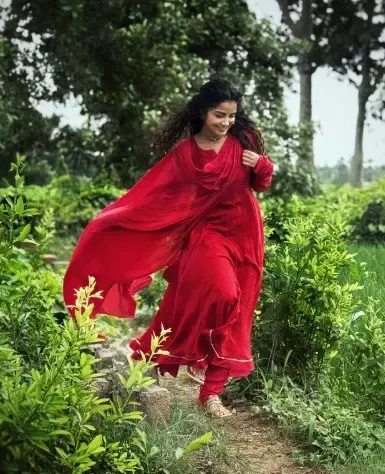 क्या अनुपमा का देसी अंदाज हरे-भरे खेतों में फैंस को भा गया?