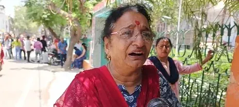 हर की पौड़ी पर बुजुर्ग महिला से मारपीट का वीडियो वायरल, आरोपी ने खुद को गंगा सभा कर्मचारी बताया