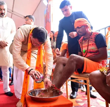 हरिद्वार : मुख्यमंत्री धामी ने शिव भक्तों पर बरसाए फूल, बोले- कांवड़ यात्रा हमारे लिए पर्व