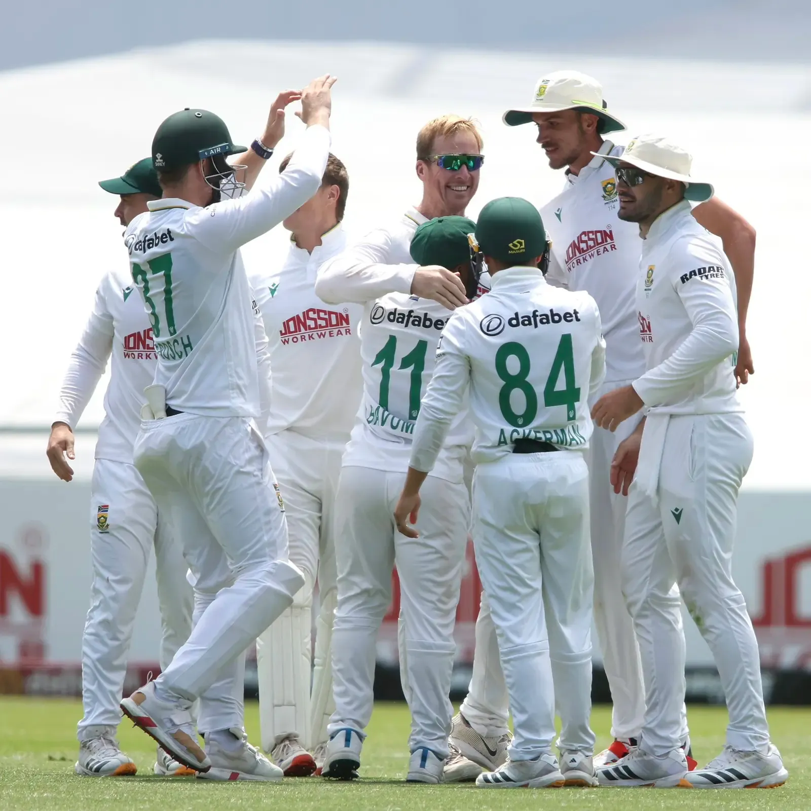 Harmer's 6-16 fires South Africa to 176-run win, No. 1 Test ranking
