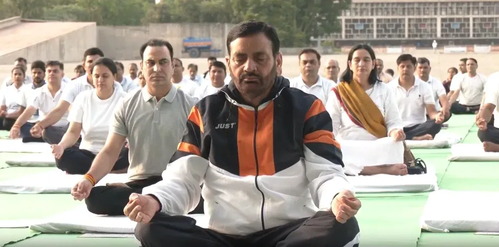 अंतरराष्ट्रीय योग दिवस 2026: हरियाणा विधानसभा में सीएम नायब सिंह सैनी ने किया योगाभ्यास, बोले — योग भारत की सांस्कृतिक विरासत का वैश्विक सम्मान