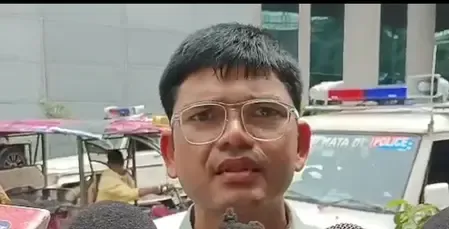 हथियार लहराते हुए बाहर निकले अपराधी: चश्मदीद
