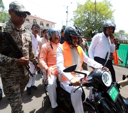 MP बोर्ड टॉपर चांदनी विश्वकर्मा से मिले सीएम मोहन यादव, ई-स्कूटर से पहुंचे भीम नगर बस्ती