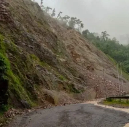 Murshidabad landslides block railway line in Farakka; Darjeeling Mail stranded