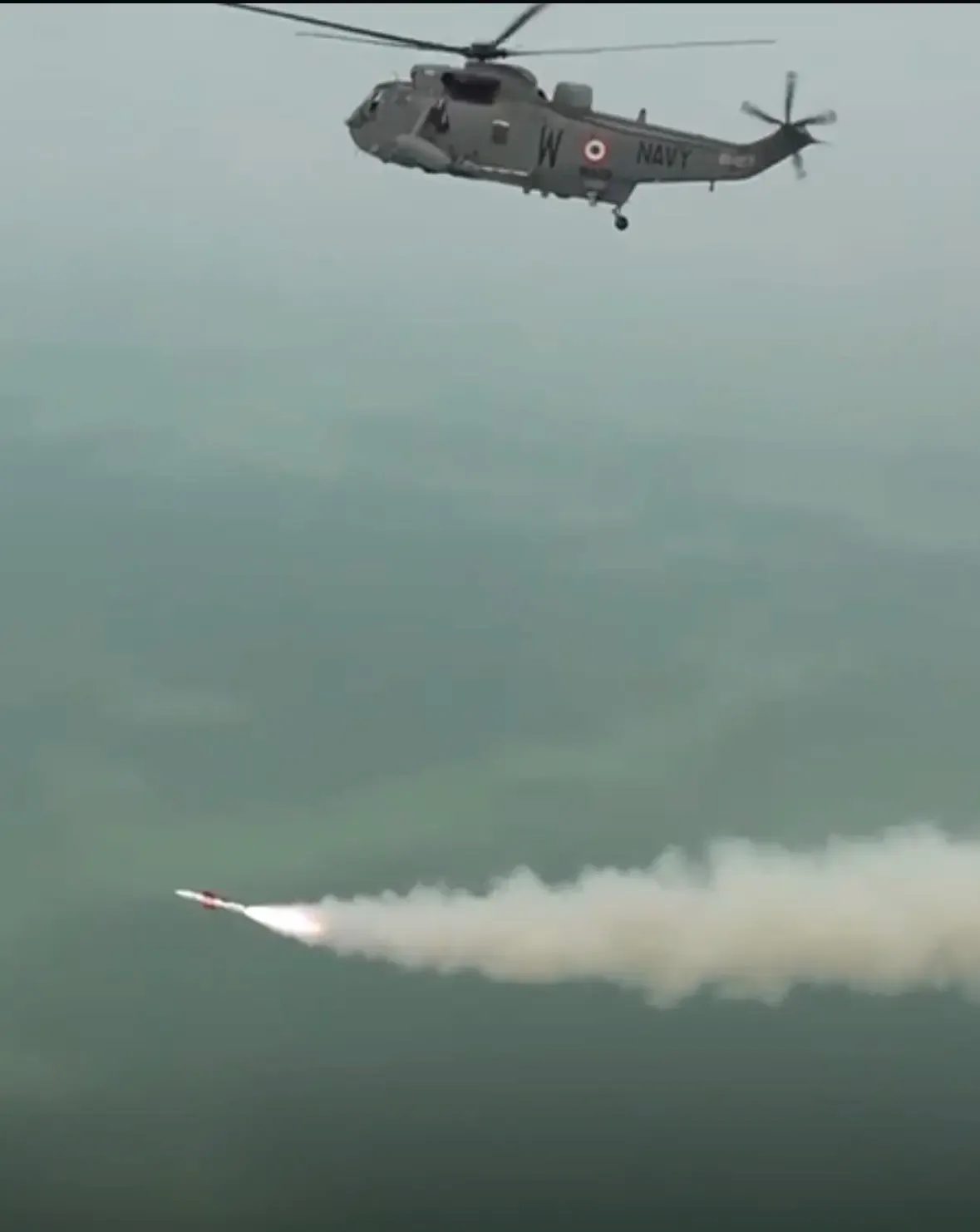 DRDO-नौसेना ने NASAM-SR का सफल साल्वो टेस्ट किया, हेलिकॉप्टर से दागी दो एंटी-शिप मिसाइलें