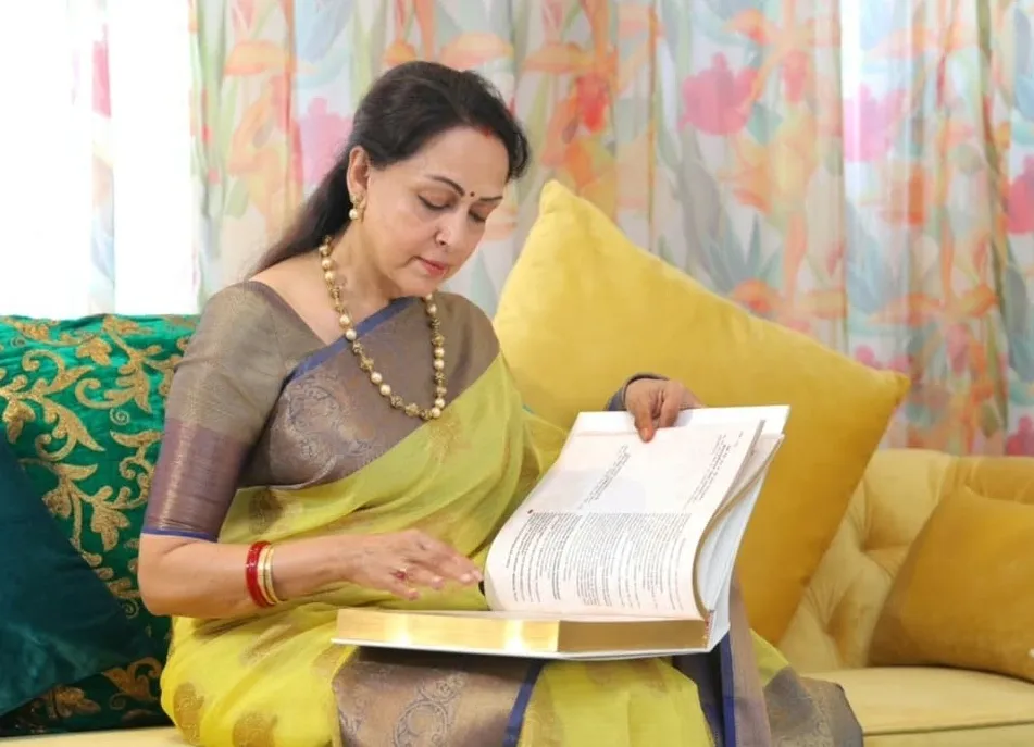 Is Hema Malini Concerned About the Diminishing Reading Culture on National Reading Day?