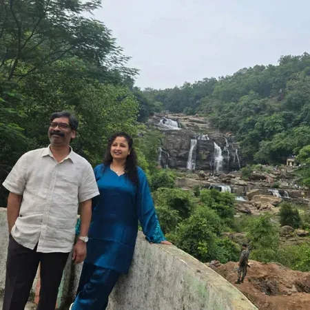 हेमंत सोरेन खुद कार चलाकर पहुंचे जोन्हा फॉल, कल्पना सोरेन भी साथ; बोले- झारखंड प्रकृति का अनुपम उपहार