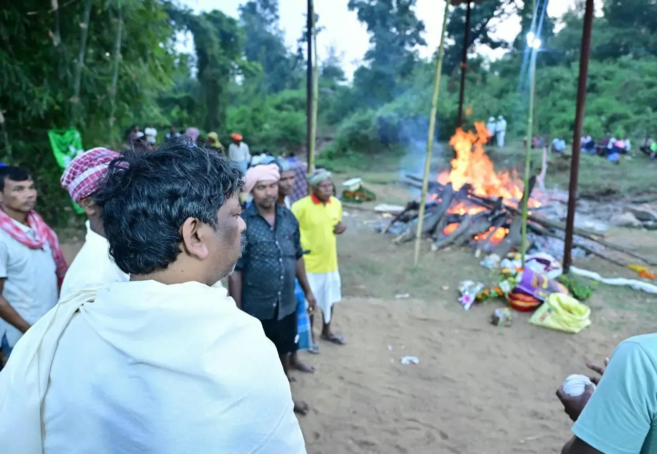 रूपी सोरेन का नेमरा में अंतिम संस्कार, CM हेमंत सोरेन ने दी मुखाग्नि