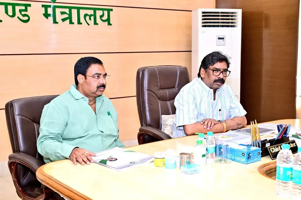 Hemant Soren Reviews Industries Dept, Pushes Davos and Textile Plans