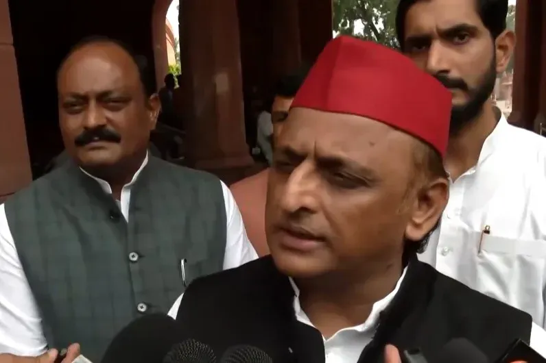 Paper leaks highest under BJP rule, says Akhilesh Yadav at Jantar Mantar