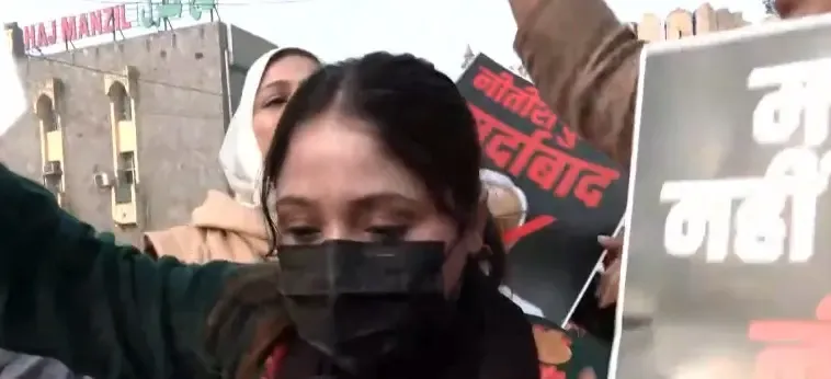 क्या हिजाब हटाने के लिए प्यार से कह सकते थे? सीएम नीतीश कुमार के खिलाफ दिल्ली में विरोध प्रदर्शन