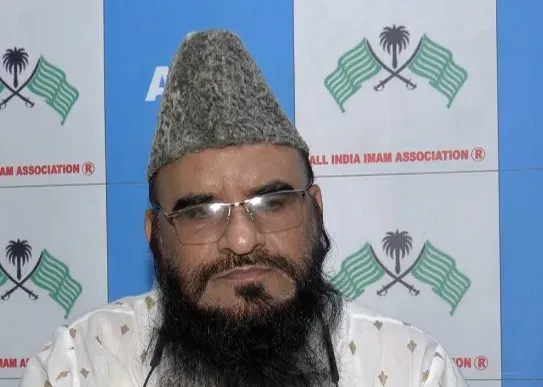 हिजाब विवाद: मौलाना साजिद रशीदी का ओवैसी पर आरोप — 'इस्लाम से जोड़कर वोट साधने की कोशिश'