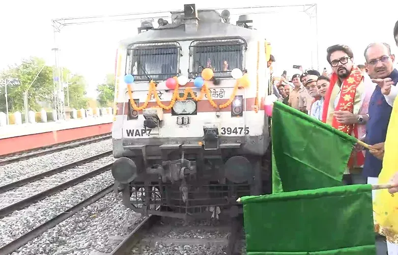 ऊना के अंब अंदौरा से कोलकाता तक सीधी ट्रेन शुरू, अनुराग ठाकुर ने दिखाई हरी झंडी