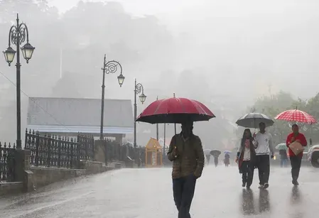 हिमाचल में मानसून का कहर: 6 की मौत, 35 सड़कें बंद, कुल्लू में 86 ट्रांसफार्मर ठप