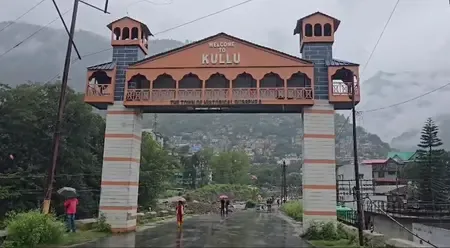 हिमाचल प्रदेश के कुल्लू में बादल फटा, 3 दुकानें और पुल क्षतिग्रस्त
