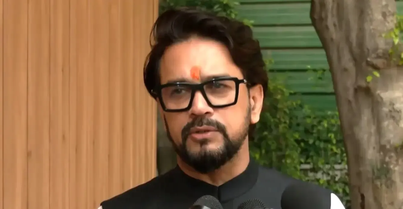 अनुराग ठाकुर का आरोप: कांग्रेस ने हिमाचल भवन को बनाया राजनीतिक अड्डा, CEC के खिलाफ प्रदर्शन