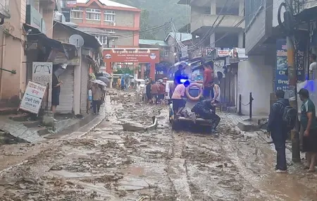 हिमाचल प्रदेश : मंडी में बारिश का कहर, तीन की मौत, मलबे की चपेट में आए कई वाहन 