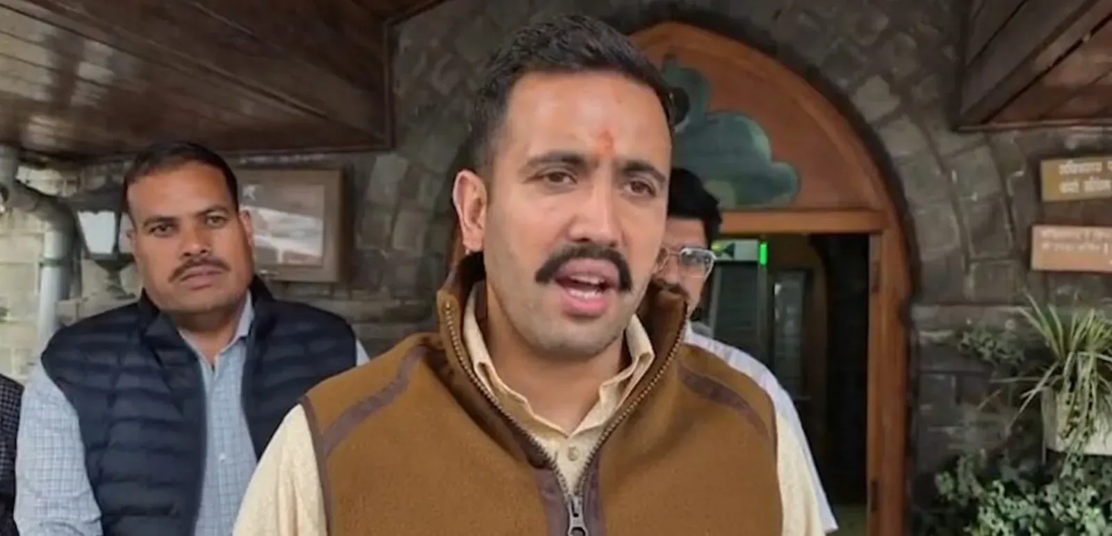 हिमाचल में मानसून तैयारी: मंत्री विक्रमादित्य सिंह ने बताया — 1,506 मशीनें तैनात, 104 सड़कें जल्द खुलेंगी