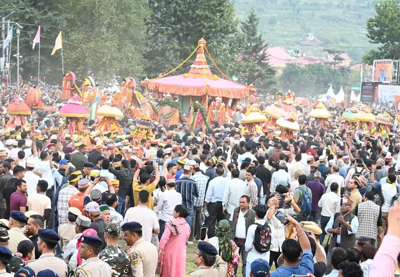 क्या हिमाचल प्रदेश में राज्यपाल शिव प्रताप शुक्ला ने 300 देवी-देवताओं के बीच कुल्लू दशहरा उत्सव का शुभारंभ किया?