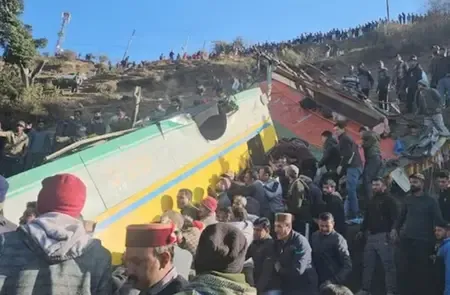 हिमाचल प्रदेश : सिरमौर में खाई में गिरी बस, कई लोगों की मौत, सीएम ने जताया दुख