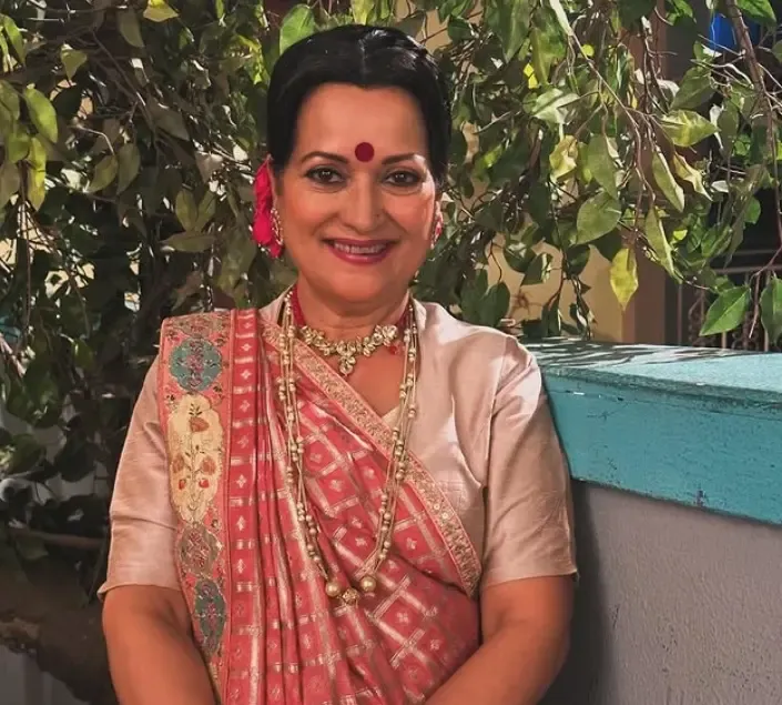 Himani Shivpuri Remembers SRK as Junior Artist in Her Film from 38 Years Ago