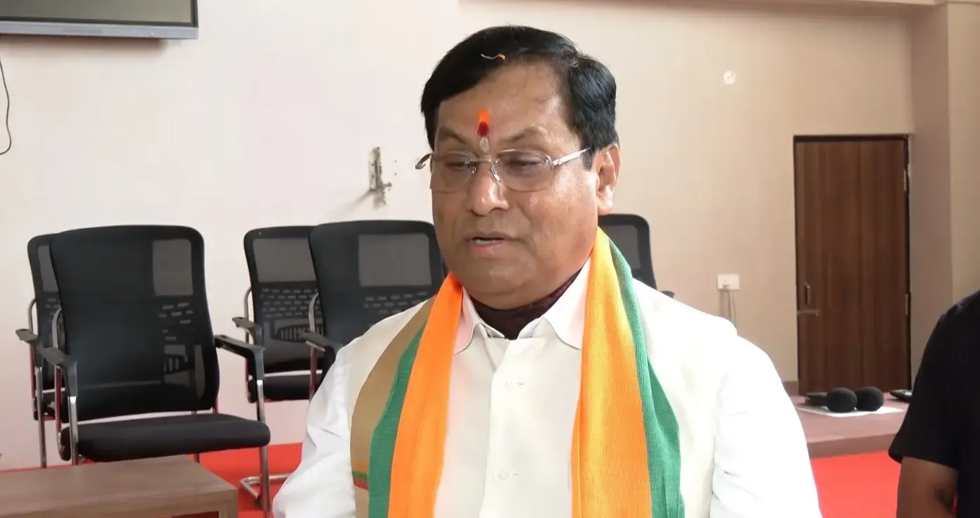 सर्बानंद सोनोवाल का कांग्रेस पर आरोप: हिमंता बिस्वा सरमा की पत्नी को लेकर झूठ फैलाने का आरोप